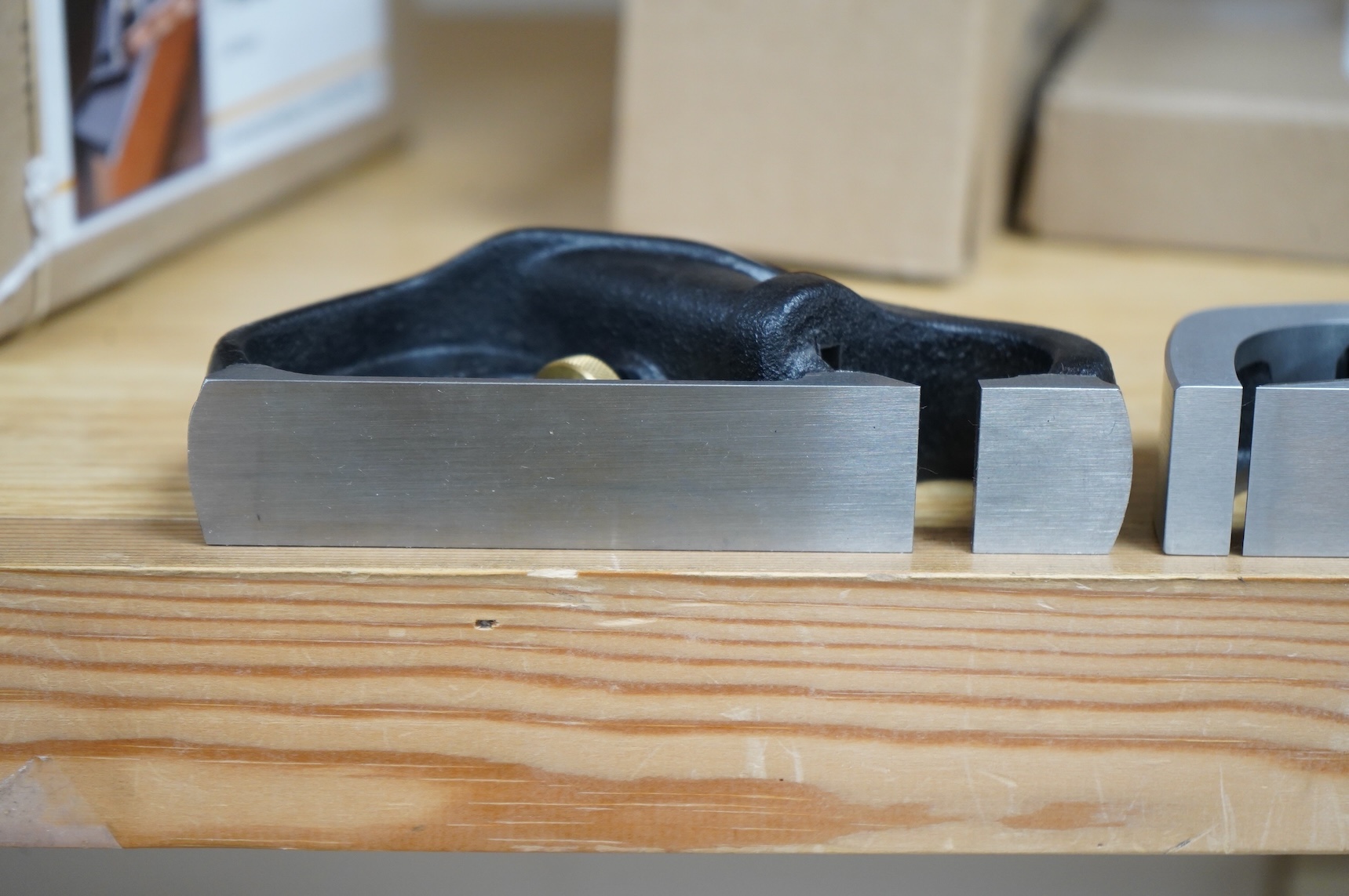 Two boxed Veritas planes; a chisel plane (05P2101), together with a bullnose shoulder plane (05P42.01)